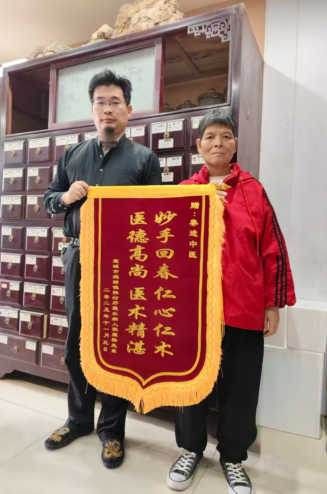 民革党员秦进：医术精湛暖人心 患者感激送锦旗