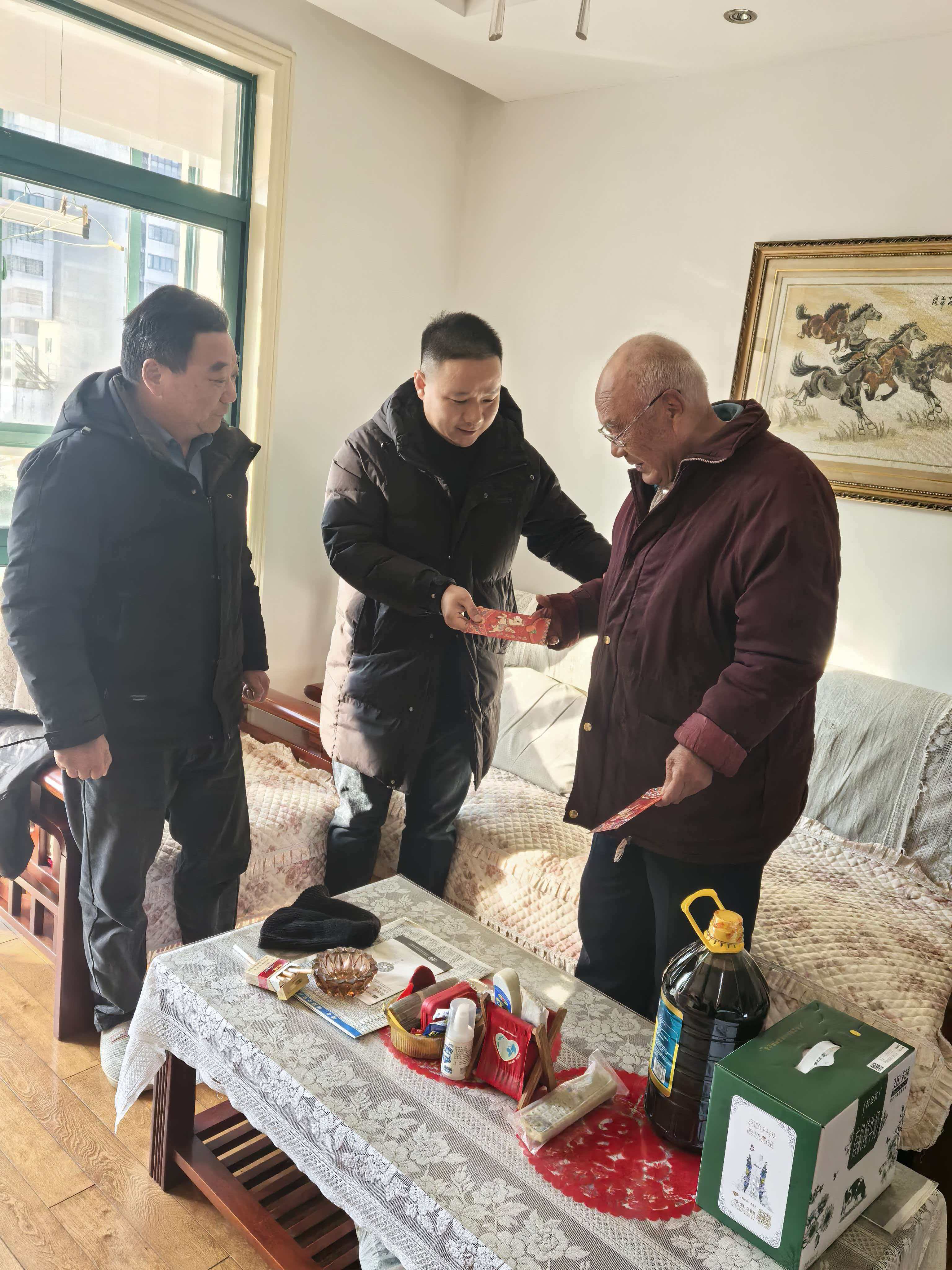 44597480.jpg 慰问党员宛敏银2.jpg