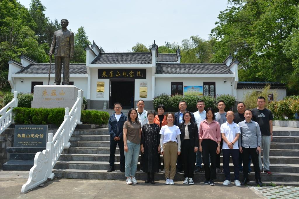 图二：在朱蕴山纪念馆.JPG