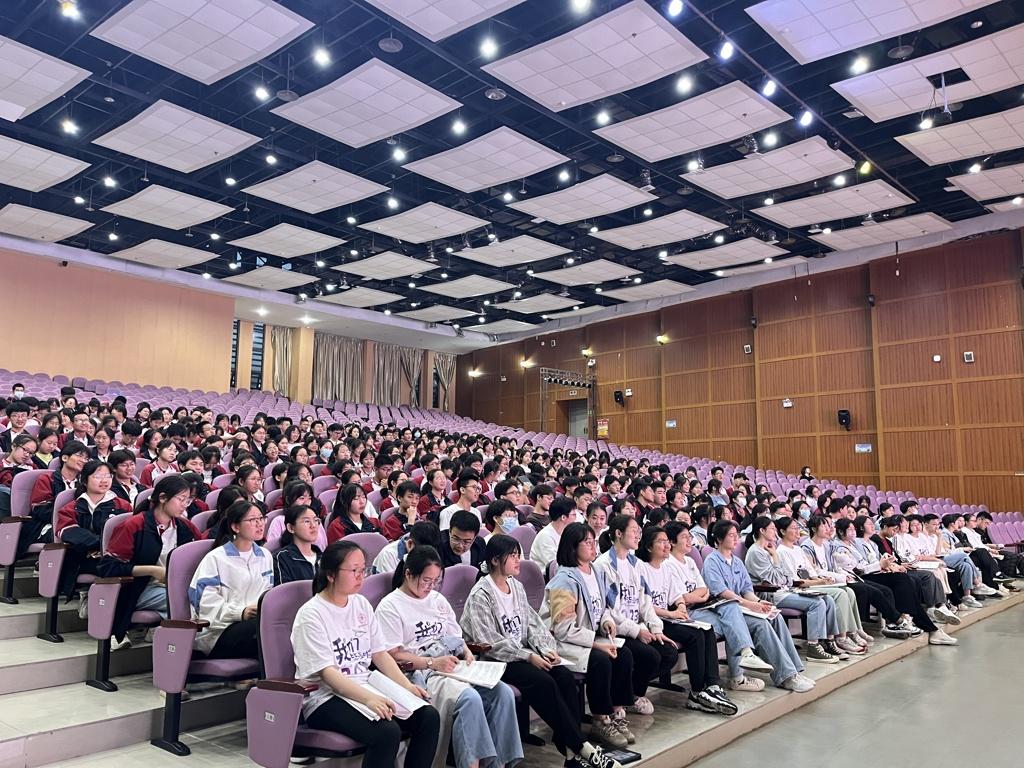 袁长军在宣城中学做民法典普法2.jpg