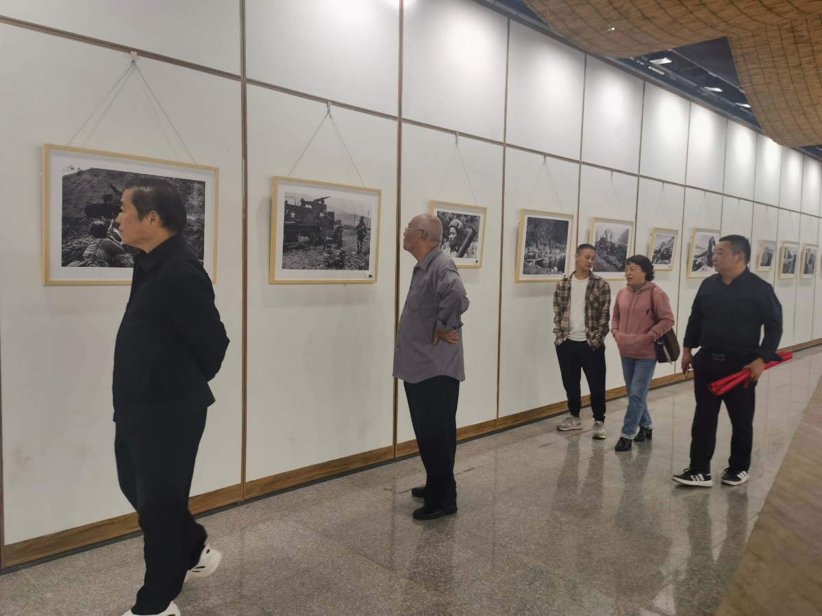 参观纪念抗美援朝战争胜利70周年暨中国记者战地摄影图片展.jpg